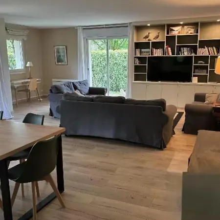 Bel Spacieux Avec Jardin Et Piscine